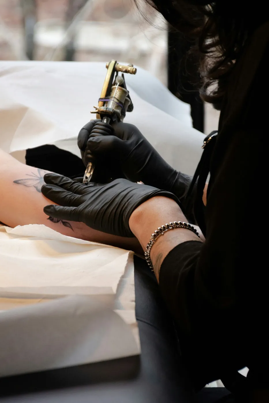 Paramedical tattoo artist at work at Baciami Spa